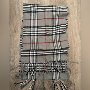 100% Cashmere Rectangular Scarf Made in Scotland Gray Black Red Reversible Print